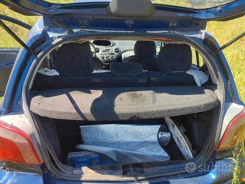 Usata Toyota Yaris 2002 Blu Berlina