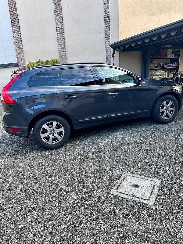 Grigio Usata 2010 Volvo XC60 SUV | 5000 € - Immagine 1/3