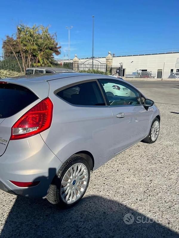 Gebraucht Ford Fiesta Titanium 92 PS (67 kW) 2011 Grau Kleinwagen