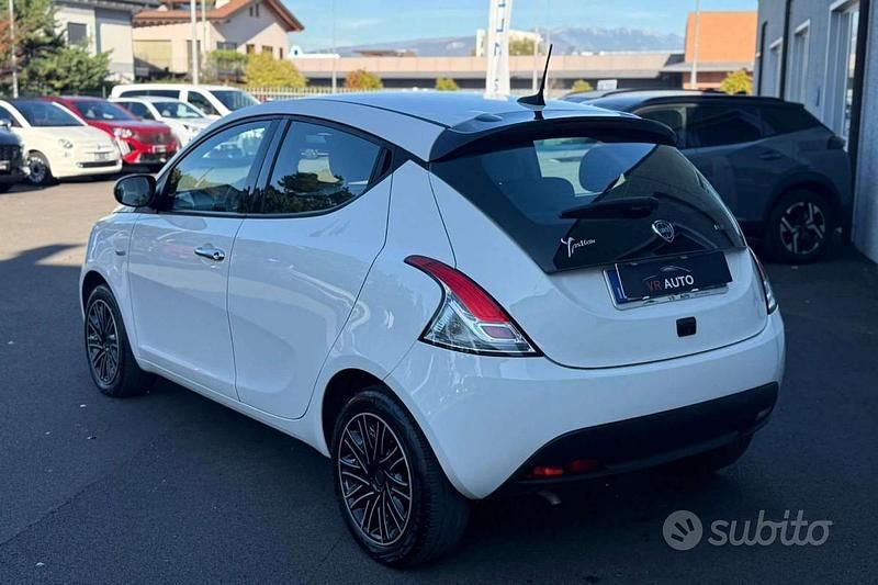 Usata Lancia Ypsilon Gold 69 CV (50 kW) 2023 Bianco Utilitaria