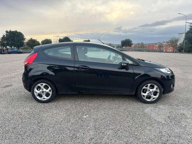 Usata Ford Fiesta Titanium 60 CV (44 kW) 2012 Nero Utilitaria