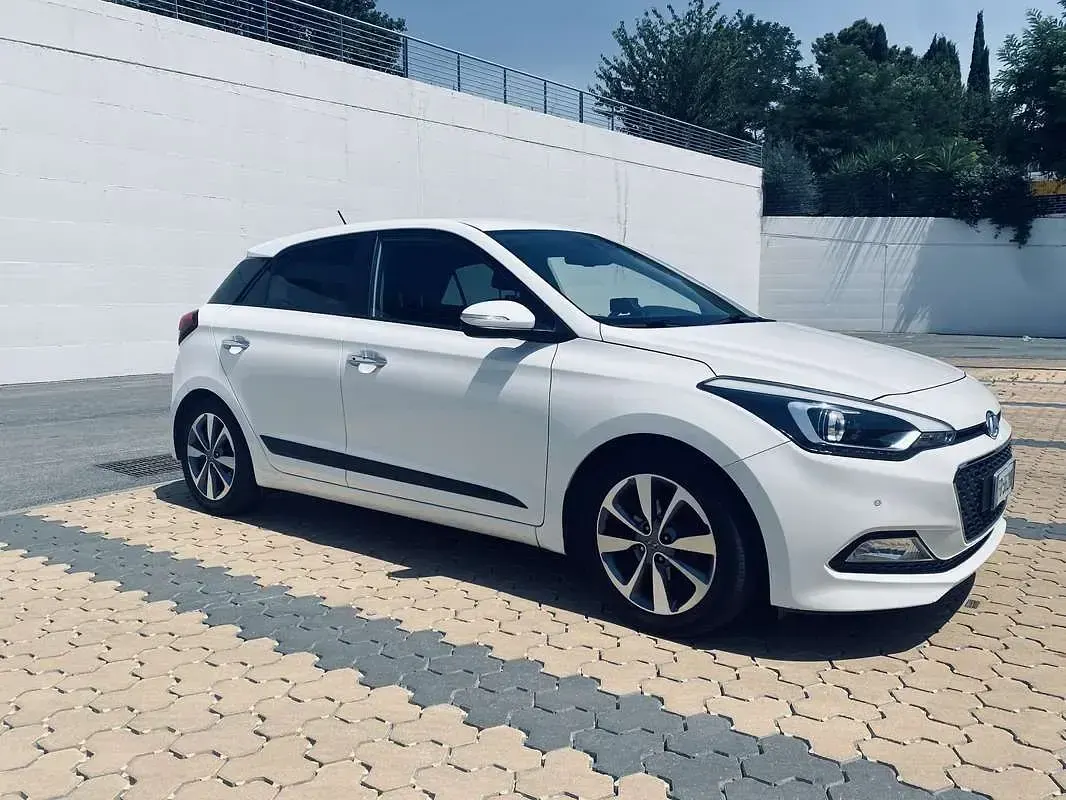 Usata Hyundai i20 Style 101 CV (74 kW) 2016 Bianco Utilitaria