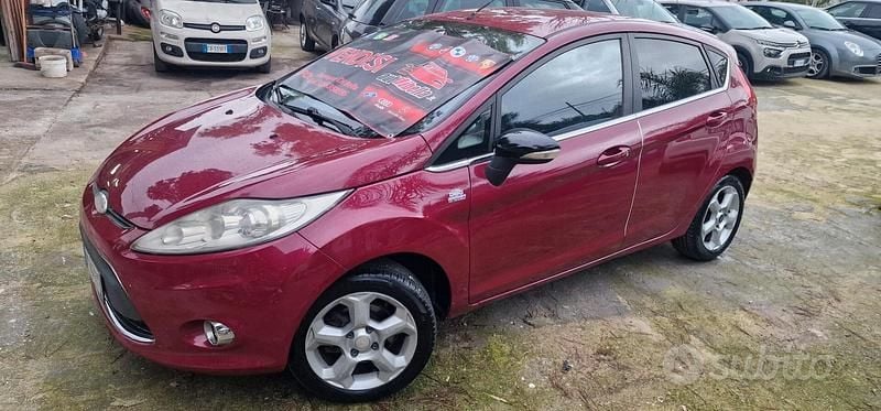 Usata Ford Fiesta Titanium 96 CV (70 kW) 2010 Rosso Utilitaria