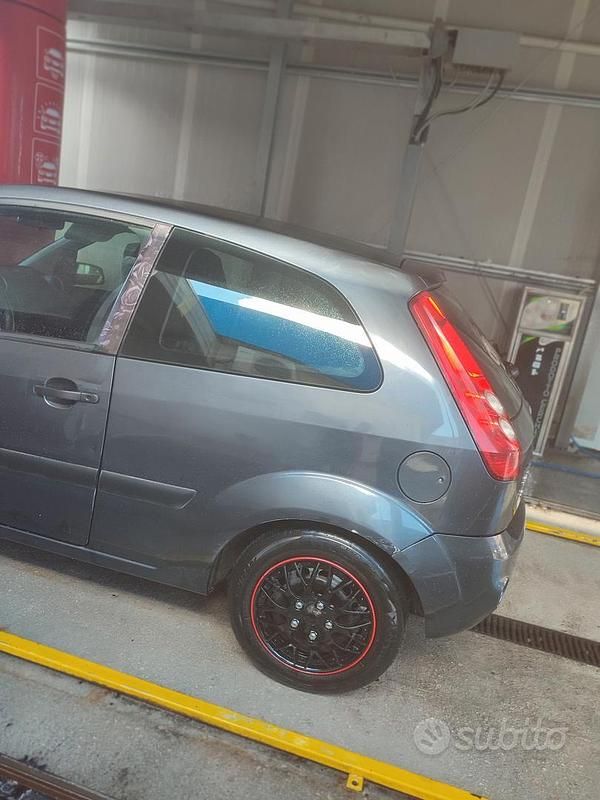 Usata Ford Fiesta 68 CV (50 kW) 2006 Grigio Utilitaria