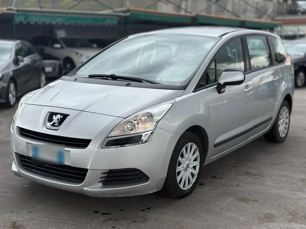 Usata Peugeot 5008 112 CV (82 kW) 2011 Argento Monovolume