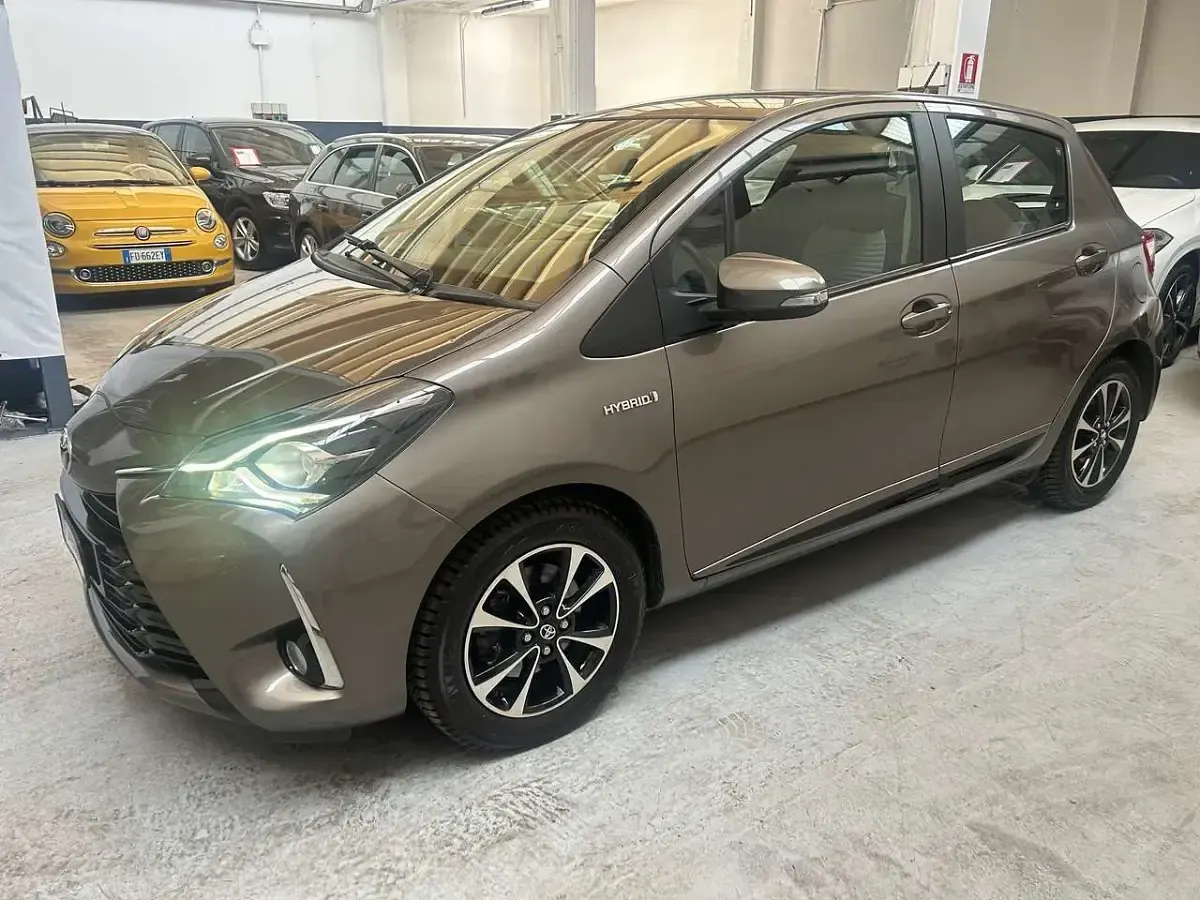 Usata Toyota Yaris Hybrid Active 73 CV (53 kW) 2018 Grigio Berlina