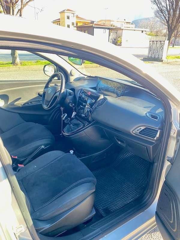 Usata Lancia Ypsilon Platinum 69 CV (50 kW) 2011 Argento Utilitaria