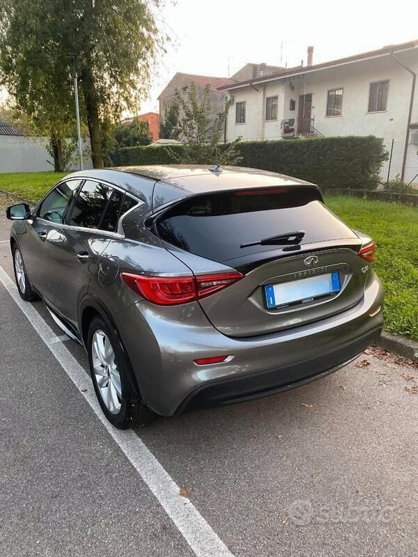 Usata Infiniti Q30 109 CV (80 kW) 2016 Grigio Utilitaria