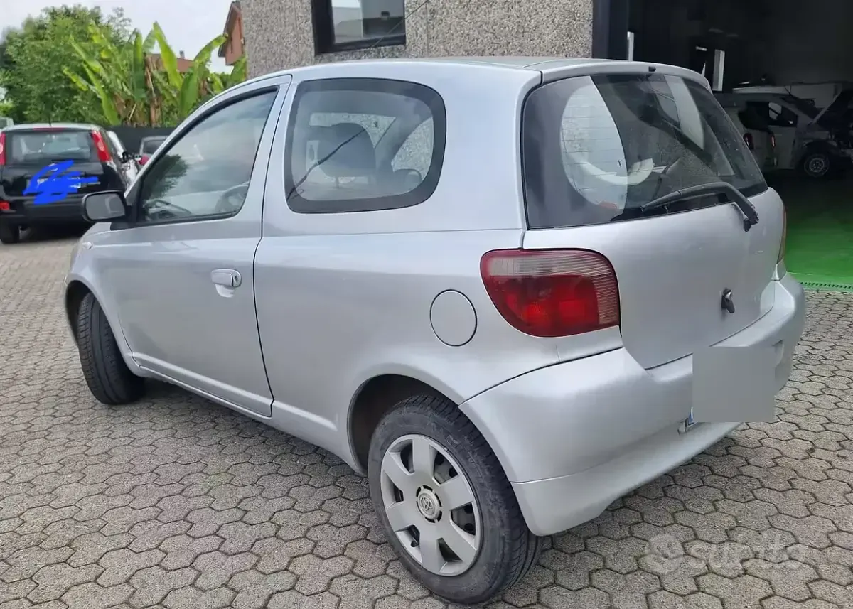 Begagnad Toyota Yaris 68 HK (50 kW) 2000 Grå Sedan