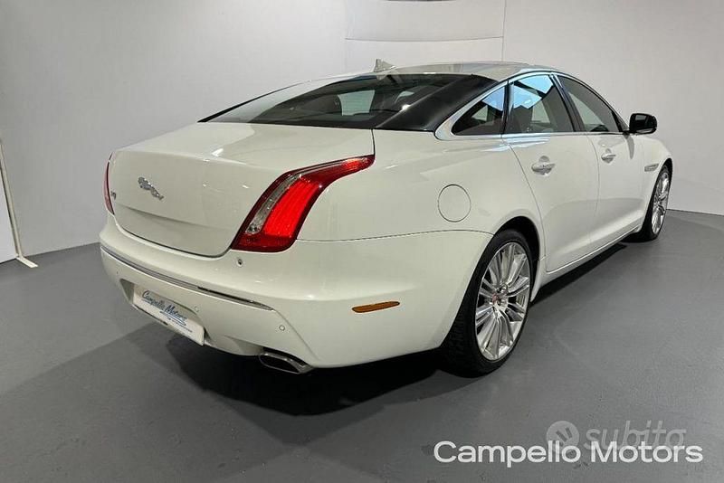 Usata Jaguar XJ Premium Luxury 275 CV (202 kW) 2014 Bianco metallizzato Berlina
