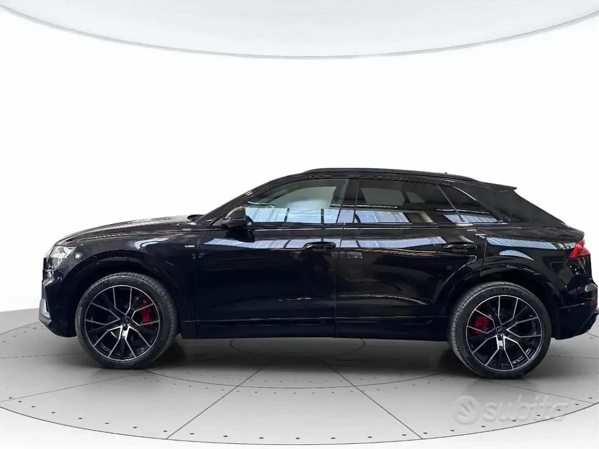 Usata Audi Q8 Sport 286 CV (210 kW) 2023 Black metallic SUV