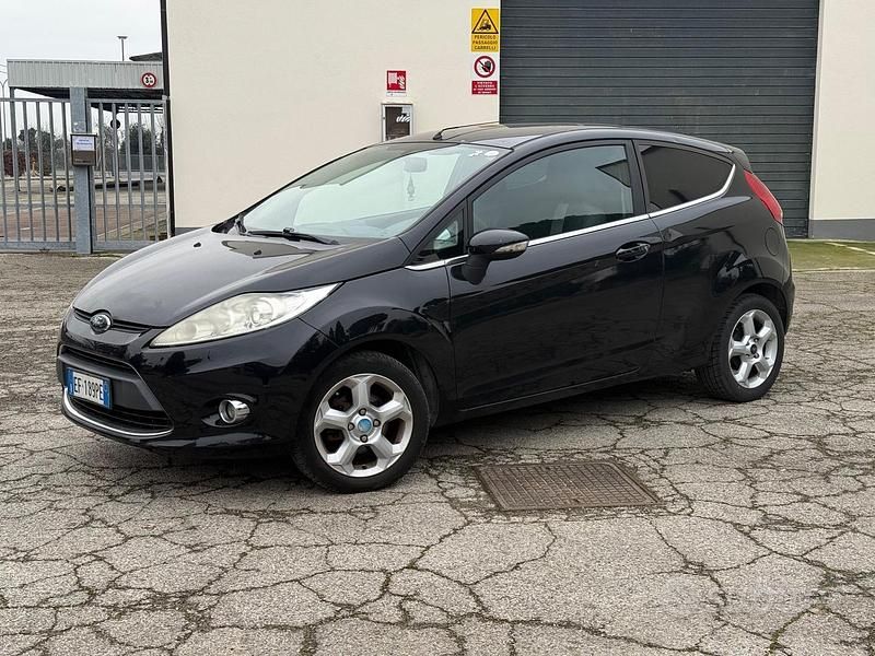 Usata Ford Fiesta 60 CV (44 kW) 2011 Nero Berlina