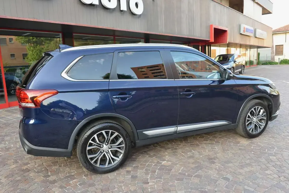 Usata Mitsubishi Outlander Instyle 150 CV (110 kW) 2018 Blu/azzurro SUV