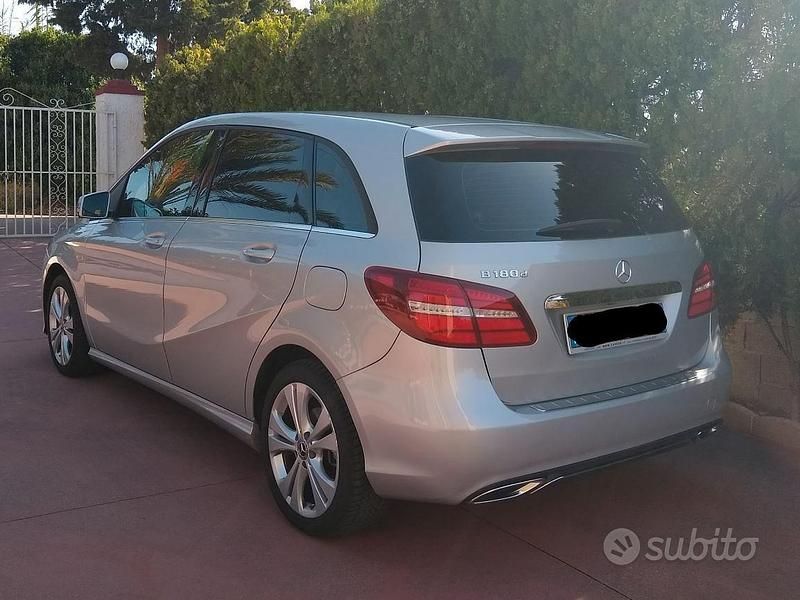 Usata Mercedes B180 110 CV (80 kW) 2018 Grigio Monovolume