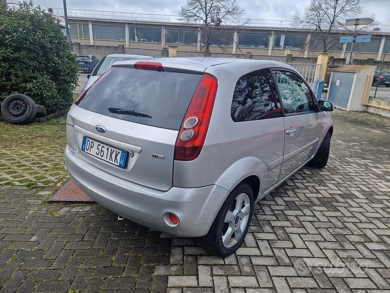 Usata Ford Fiesta Ghia 67 CV (49 kW) 2008 Grigio Utilitaria