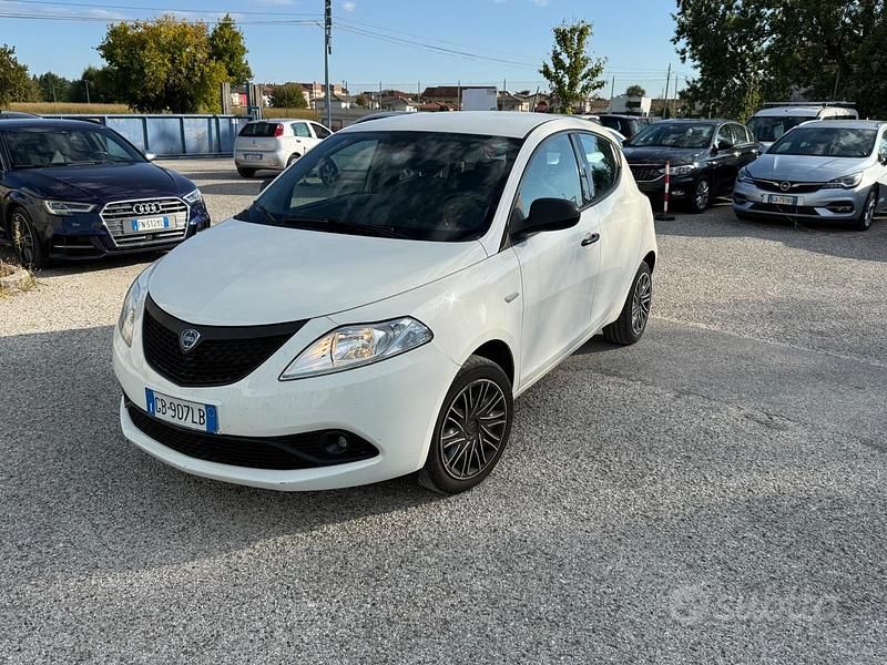 Usata Lancia Ypsilon Gold 69 CV (50 kW) 2020 Bianco Utilitaria