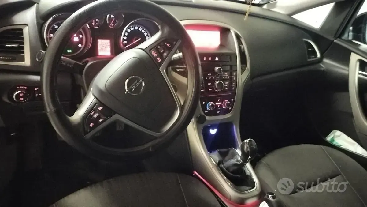 Usata Opel Astra 101 CV (74 kW) 2012 Nero Station wagon