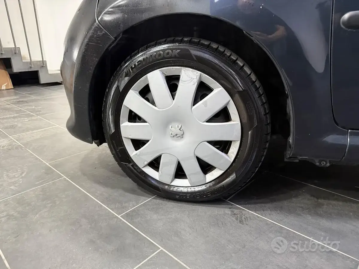 Usata Peugeot 107 68 CV (50 kW) 2007 Grigio Utilitaria