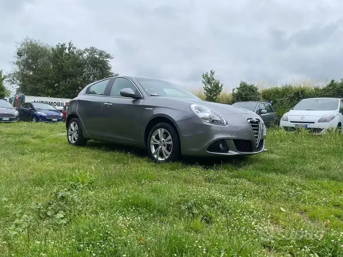 Usata Alfa Romeo Giulietta Distinctive 120 CV (88 kW) 2011 Grigio Utilitaria