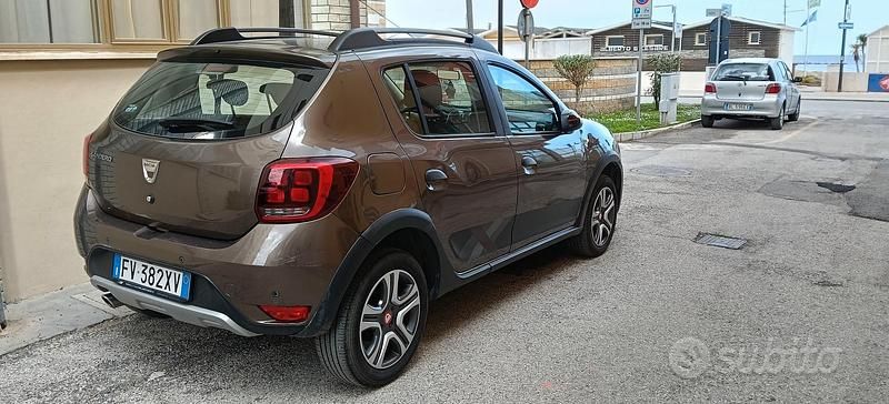 Usata Dacia Sandero Stepway 95 CV (69 kW) 2019 Marrone Berlina