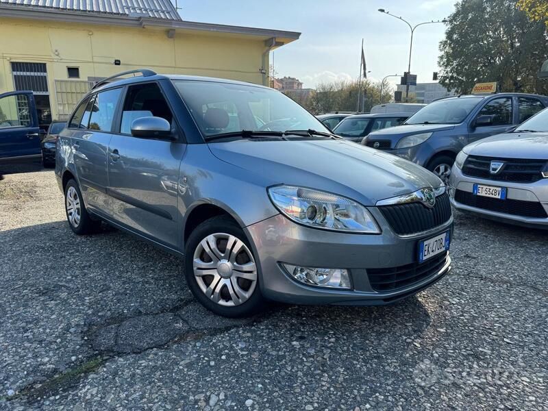 Grigio Usata 2012 Skoda Fabia Ambition Due volumi | 4399 € (Buon prezzo) - Immagine 1/4