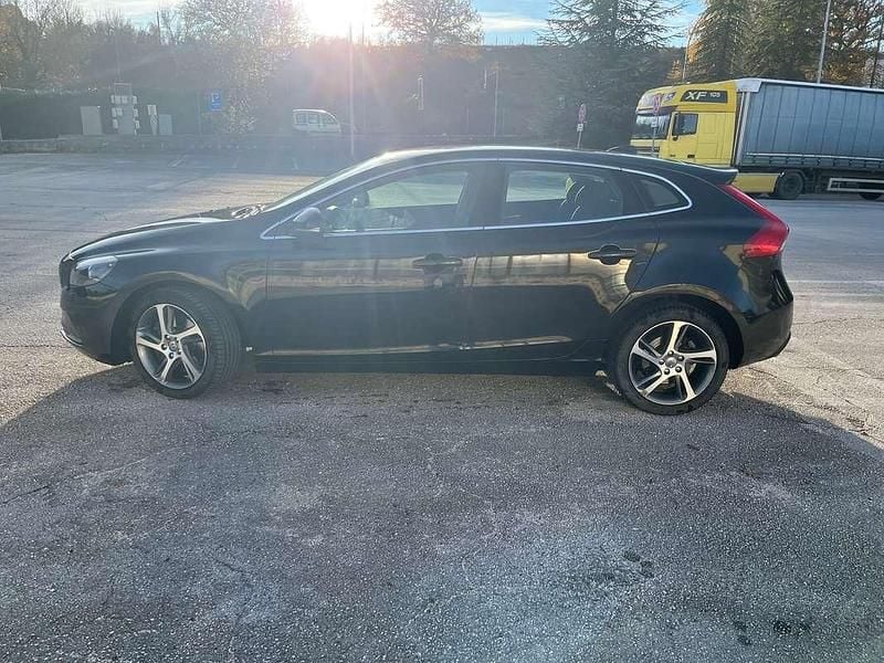Usata Volvo V40 Momentum 150 CV (110 kW) 2016 Nero Berlina