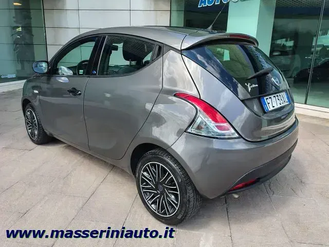 Begagnad Lancia Ypsilon 69 HK (50 kW) 2019 Grå