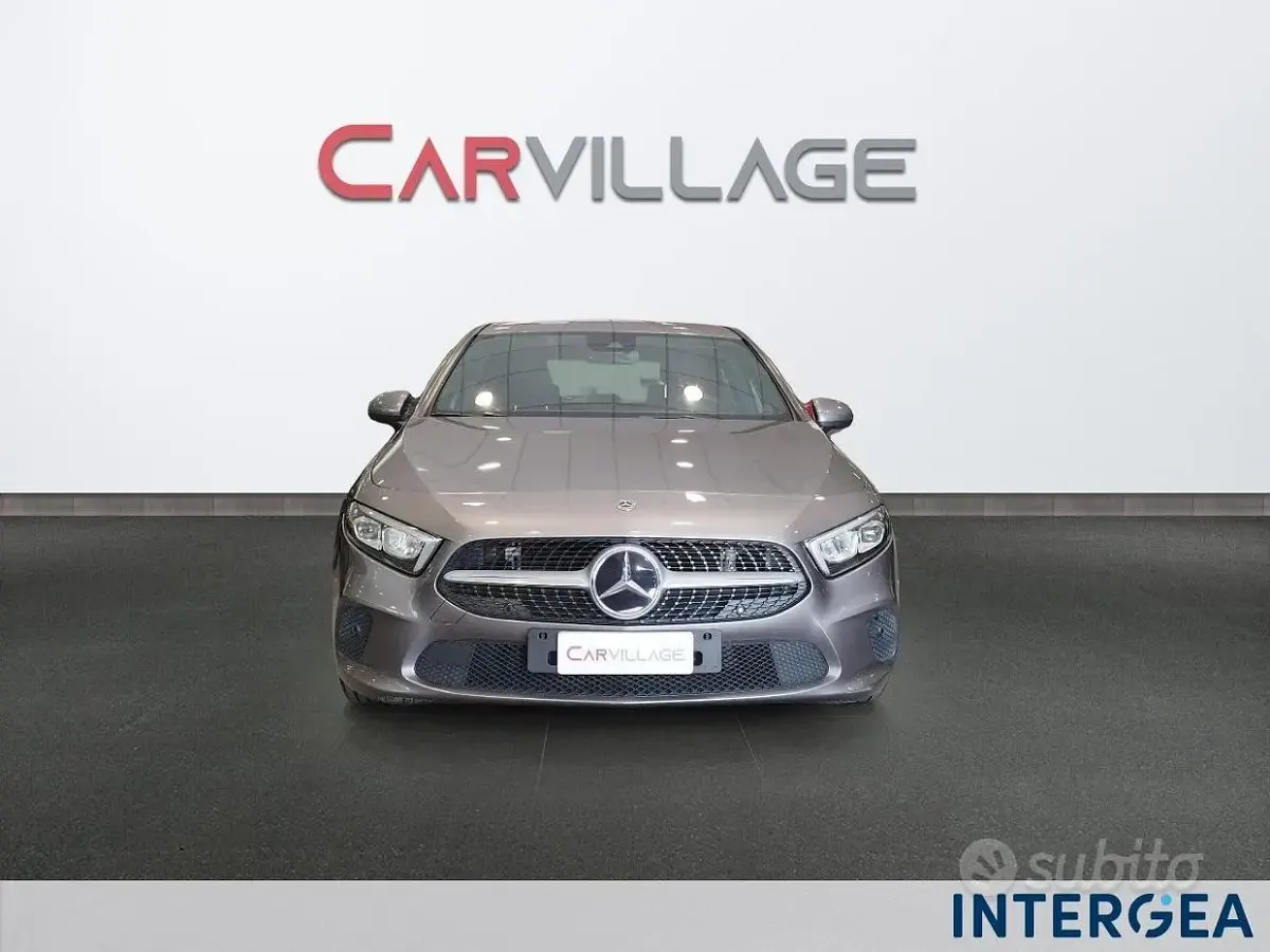 Usata Mercedes A180 Business 116 CV (85 kW) 2019 Grigio Berlina