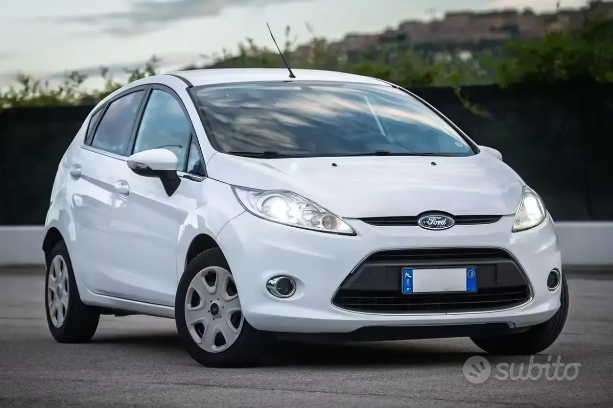 Usata Ford Fiesta Titanium 96 CV (70 kW) 2010 Bianco Utilitaria
