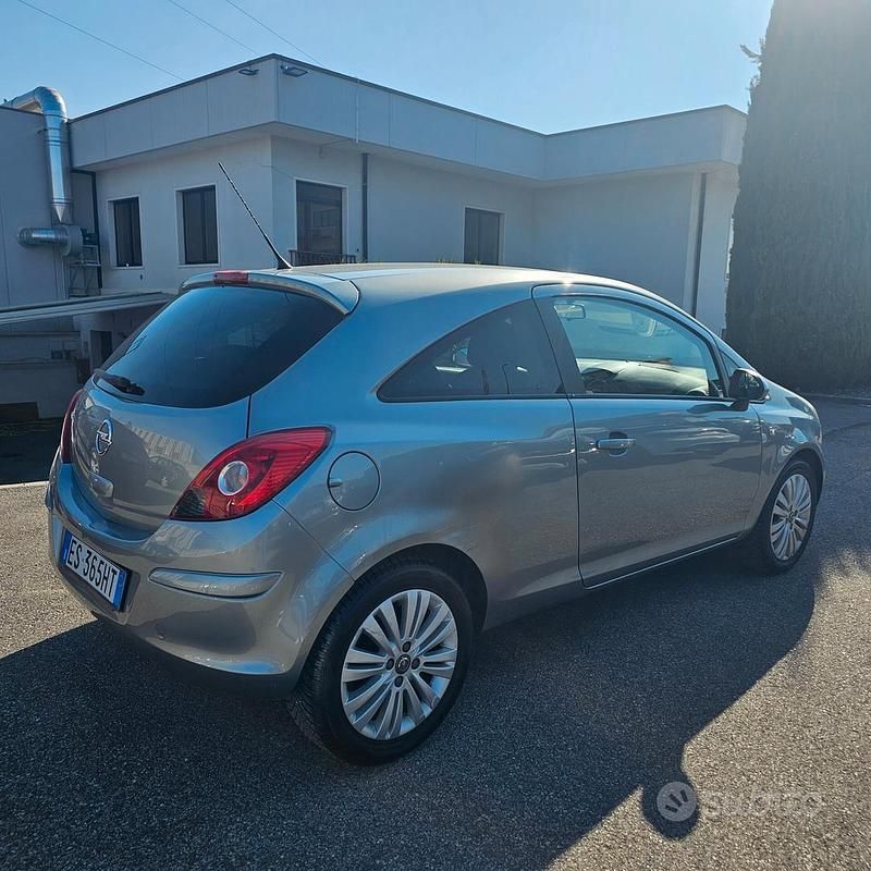Usata Opel Corsa 86 CV (63 kW) 2013 Grigio Utilitaria