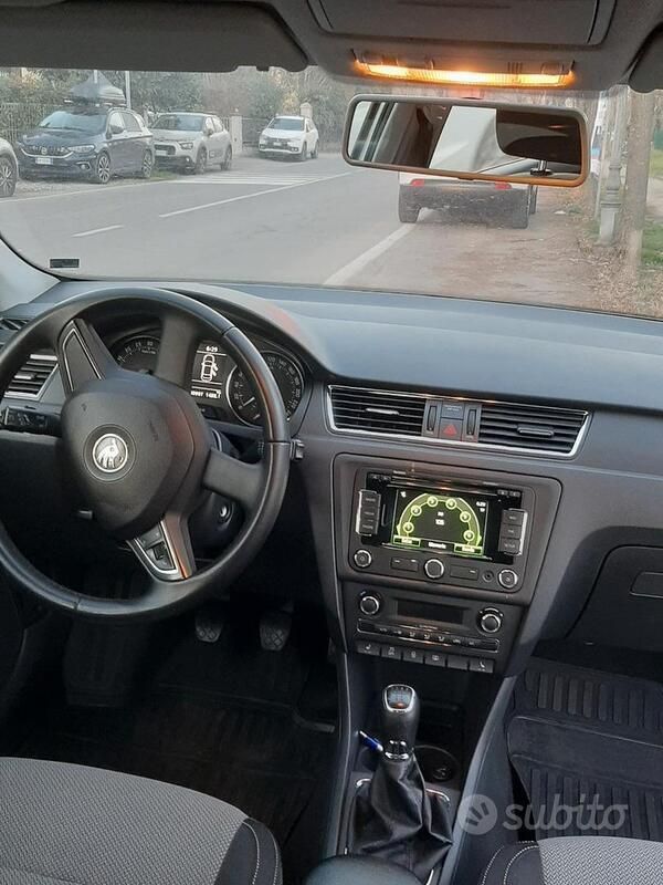 Usata Skoda Rapid Elegance 105 CV (77 kW) 2012 Argento Berlina