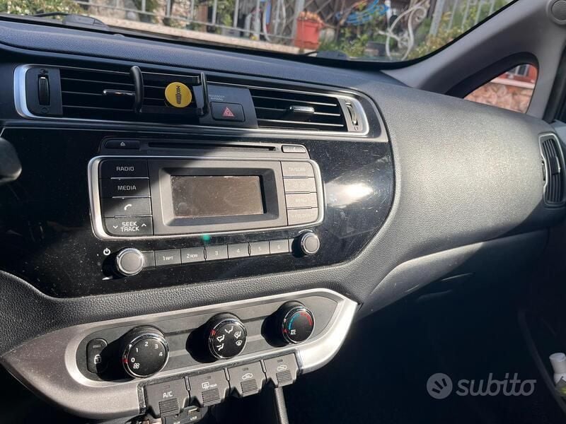 Usata Kia Rio 90 CV (66 kW) 2015 Nero Utilitaria