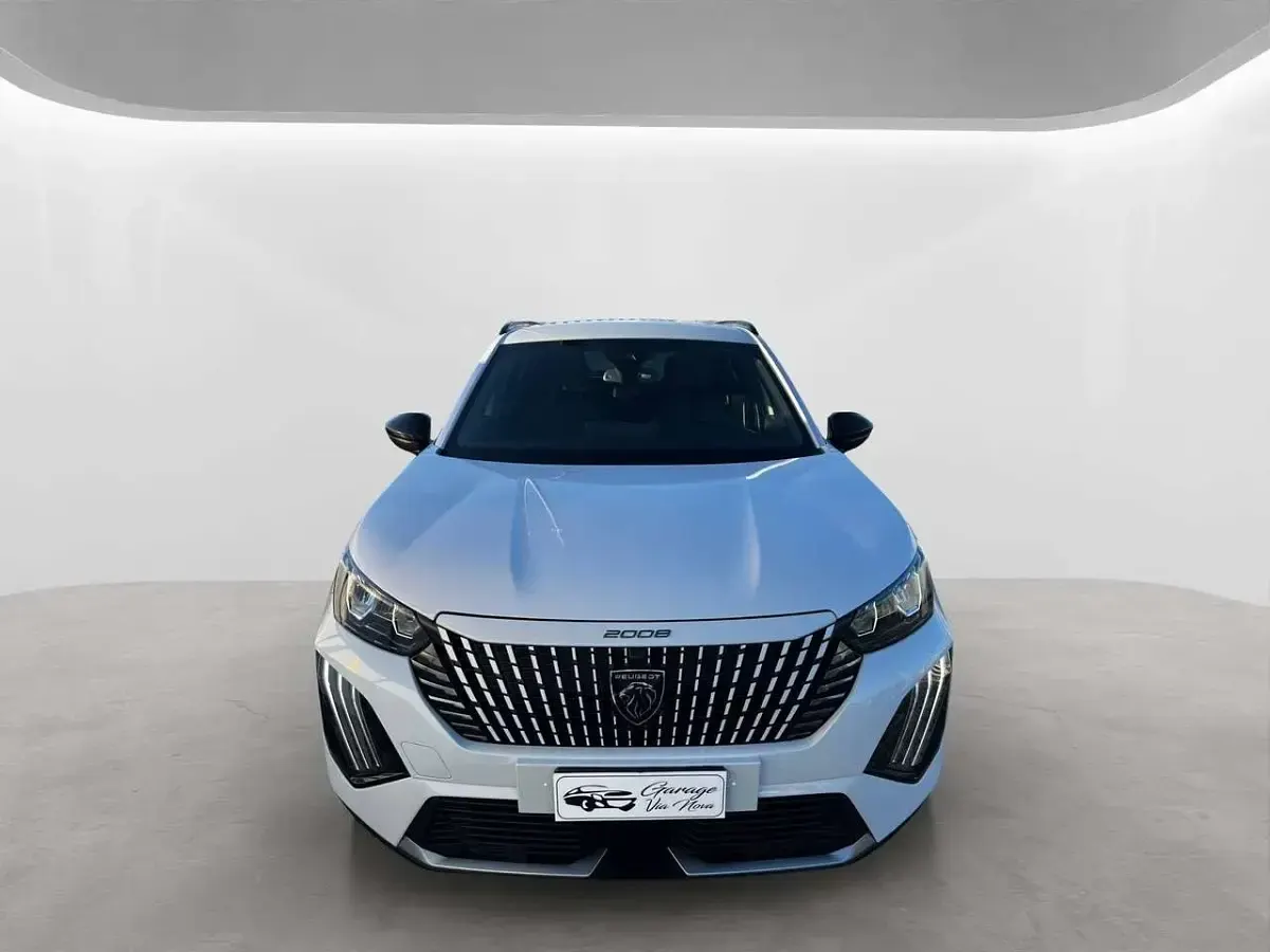 Usata Peugeot 2008 Allure 101 CV (74 kW) 2025 Grigio metallizzato SUV