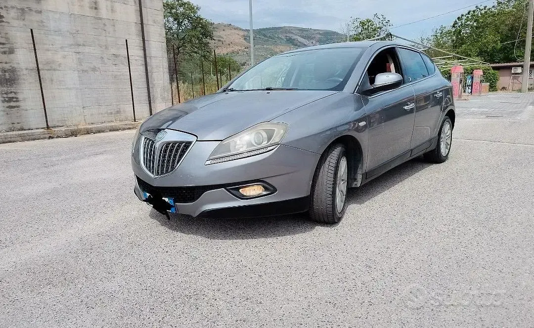 Usata Lancia Delta 120 CV (88 kW) 2011 Grigio Utilitaria