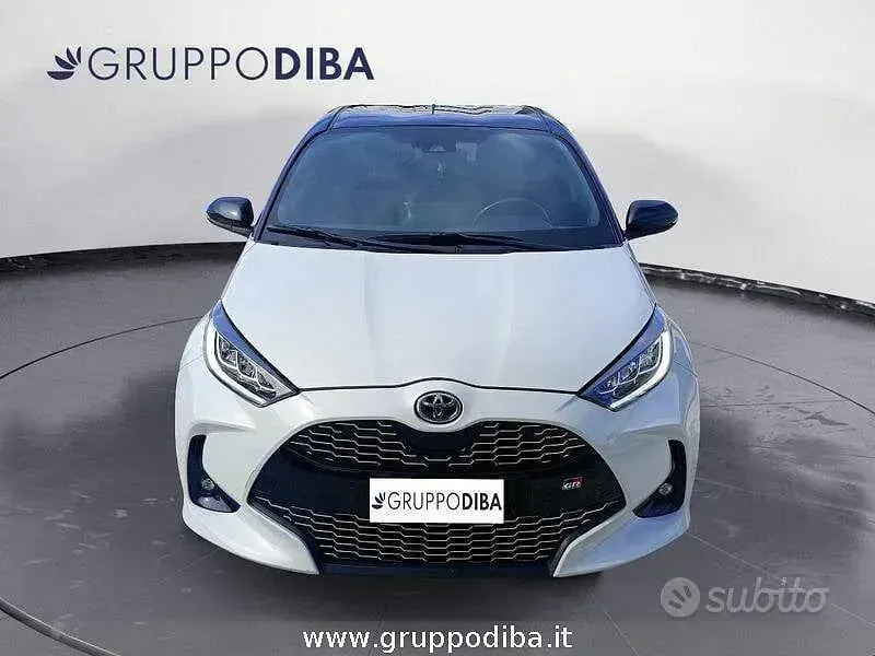 Usata Toyota Yaris Hybrid Sport 92 CV (67 kW) 2023 Grigio Berlina