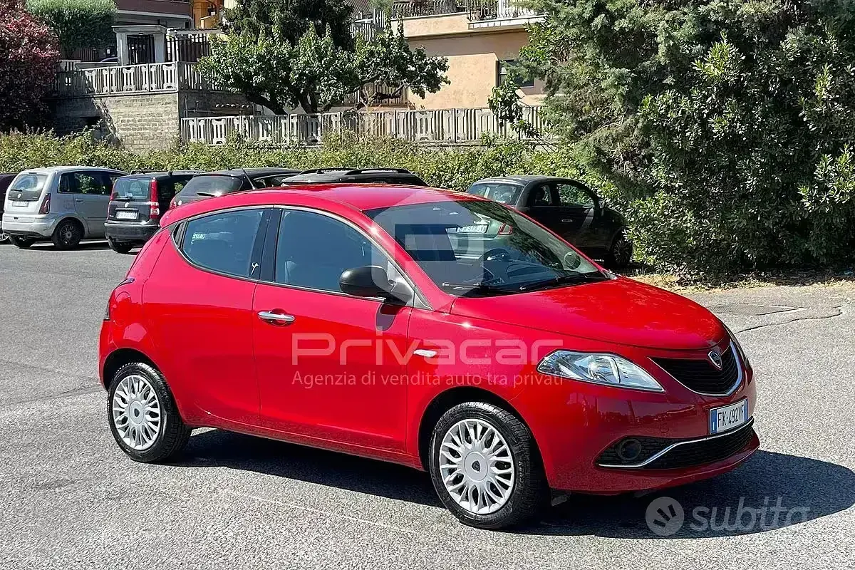 Usata Lancia Ypsilon Silver 69 CV (50 kW) 2017 Rosso Utilitaria
