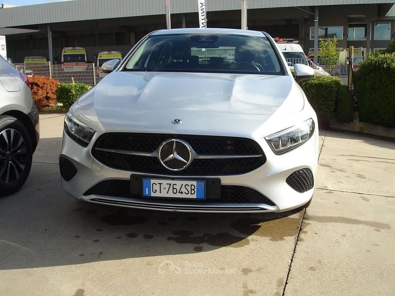 Usata Mercedes A180 Advanced Plus 116 CV (85 kW) 2023 Grigio argento met. Berlina