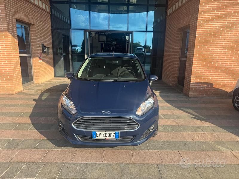 Blu Usata 2014 Ford Fiesta Titanium Due volumi | 5900 € (Buon prezzo) - Immagine 1/4