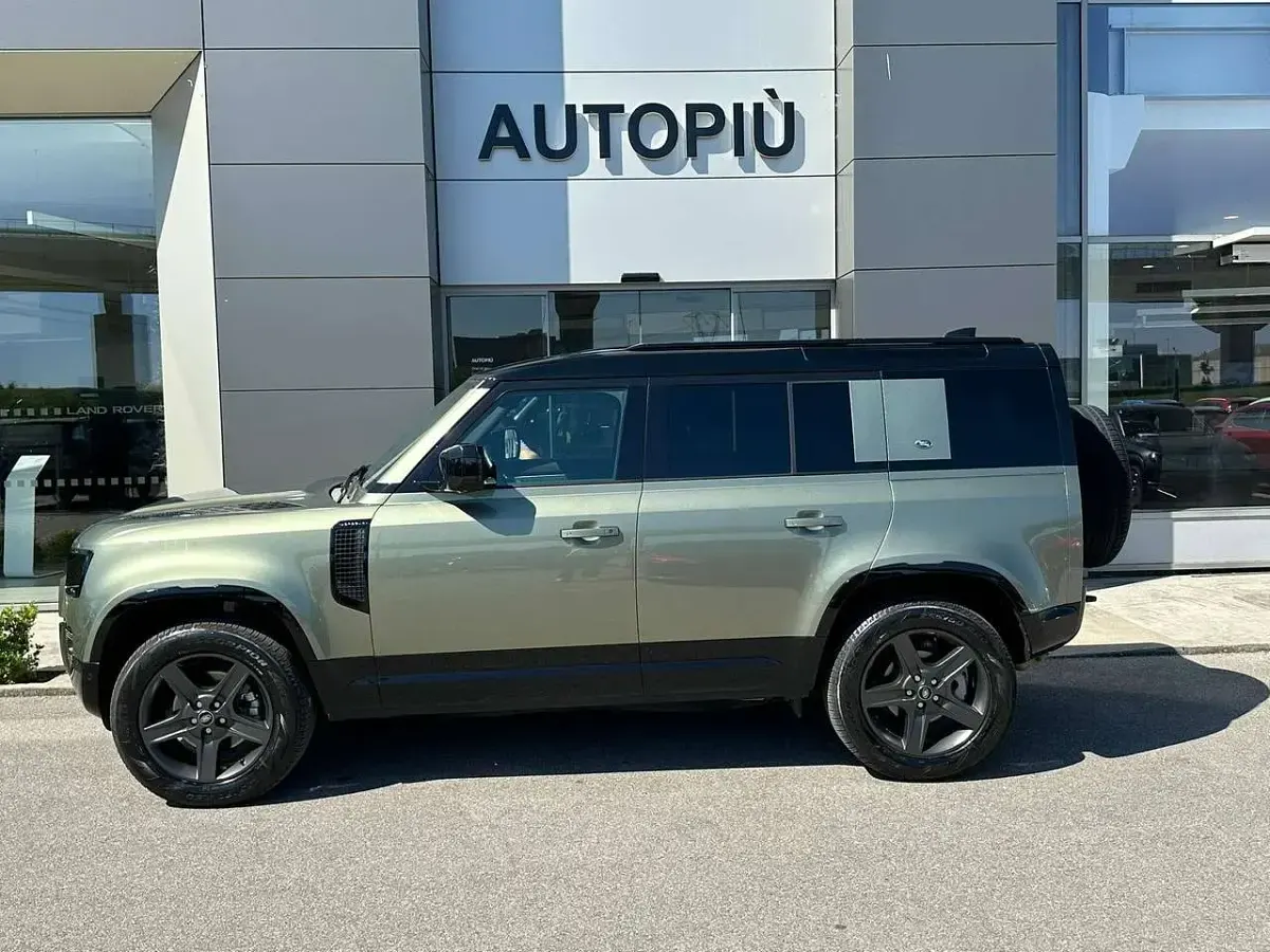 Usata Land Rover Defender SE Dynamic 200 CV (147 kW) 2022 Pangea green SUV