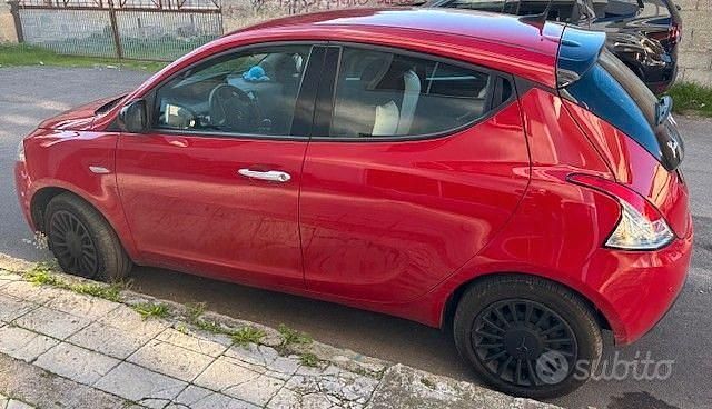 Usata Lancia Ypsilon Silver 69 CV (50 kW) 2023 Rosso Utilitaria