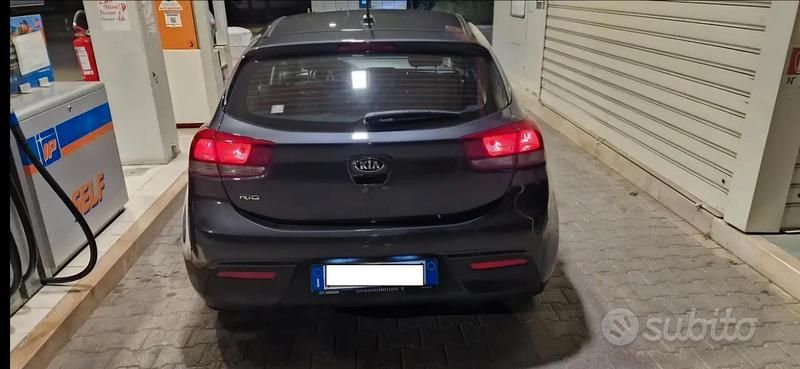Usata Kia Rio 84 CV (61 kW) 2019 Grigio Berlina