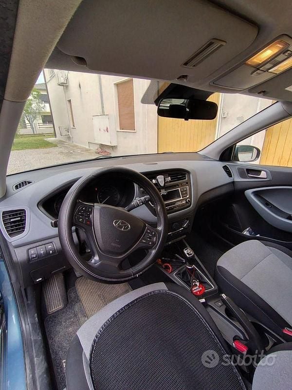 Usata Hyundai i20 Comfort 75 CV (55 kW) 2015 Blu Berlina