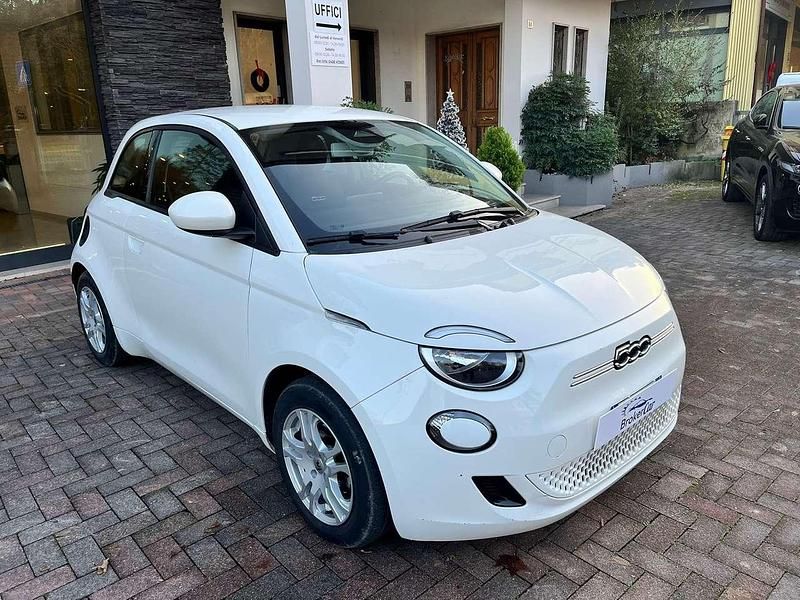 Usata Fiat 500e 42 kW (58 CV) 2022 Bianco Utilitaria