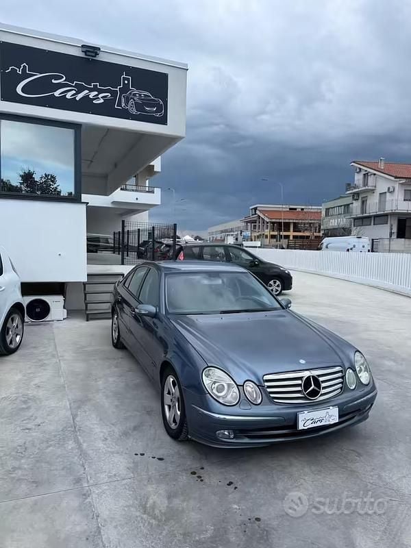 Usata Mercedes E220 Avantgarde 149 CV (109 kW) 2003 Blu Berlina
