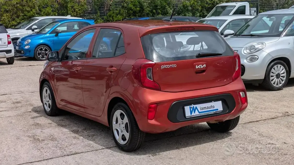 Usado Kia Picanto Urban 67 CV (49 kW) 2023 Naranja Utilitario