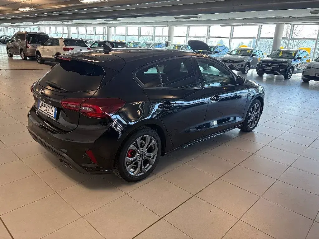 Usado Ford Focus ST-Line X 125 HP (91 kW) 2023 Preto Sedan
