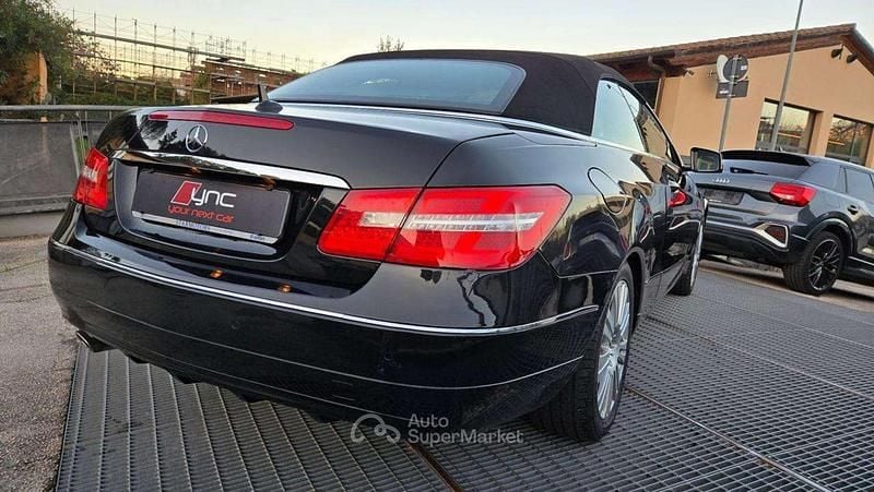Usata Mercedes E200 Luxury 184 CV (135 kW) 2010 Nero Cabrio
