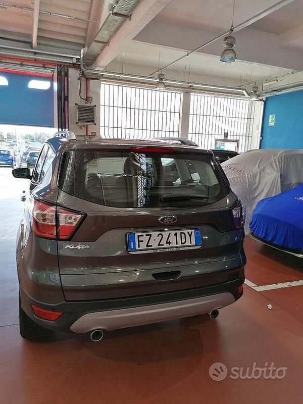Usata Ford Kuga 120 CV (88 kW) 2019 Grigio SUV