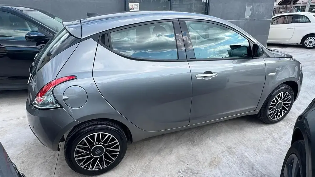 Usata Lancia Ypsilon Gold 69 CV (50 kW) 2022 Grigio Utilitaria