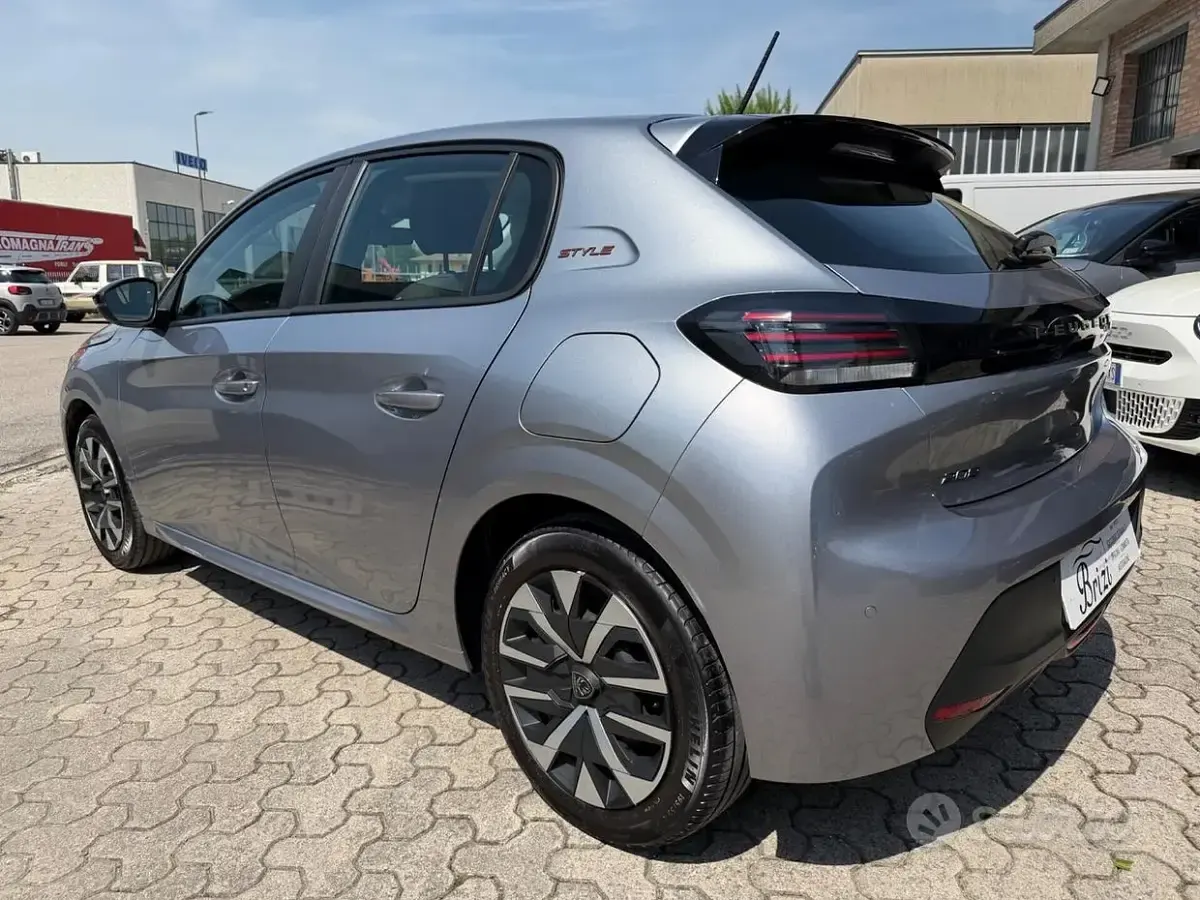 Usata Peugeot 208 Style 101 CV (74 kW) 2025 Grigio Utilitaria